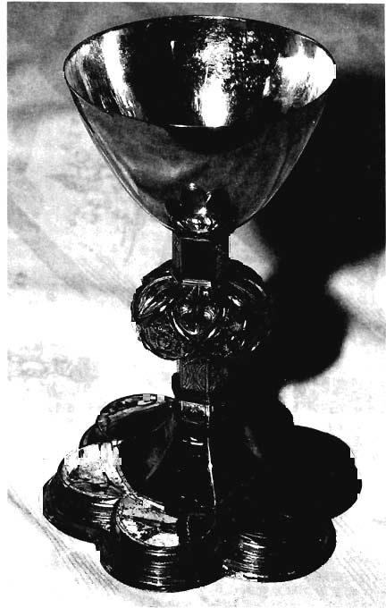 72 3. Denkmäler Der von Kanoniker Jakob Hospitis gestiftete Kelch von 1540. Kelch Silber vergoldet, 20 cm hoch, 1540.