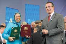 französischer Abgeordneter Maryam Rajavi solidarisch und übergeben auf der Bühne tionalen Parlamente.