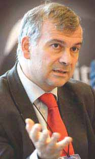 Paulo Casaca, früheres Mitglied des Europäischen Parlaments aus Portugal Die UNO soll den Schutz Ashrafs übernehmen Eine Mehrheit der Abgeordneten in den hinteren Reihen des Parlaments des