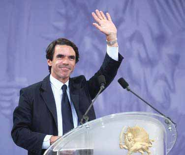 Ashrafs ist an den und Irans Zukunft der Freiheit ab José Maria Aznar, ehemaliger Ministerpräsident von Spanien Khomeini-Regime auf einem Berg aus Blut aufgebaut wurde.