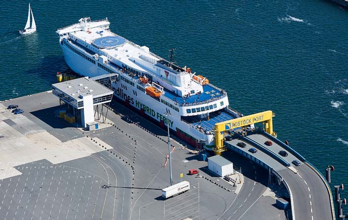 1 Erfolgreicher Wirtschafts- und Logistikstandort Deutschland 13 Fähre mit Hybridantrieb in Rostock Die Hafenwirtschaft würdigte ihrerseits den Investitionshochlauf der Bundesregierung und verwies