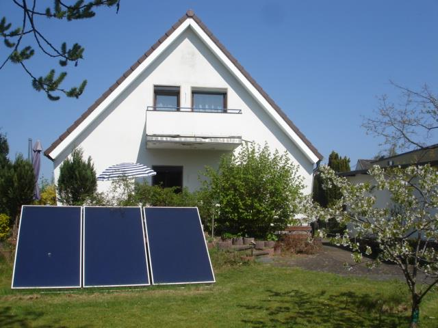 Beispiel Heizung mit Solarthermie - ohne Süddach Solarmodule im Südgarten im Winter fast