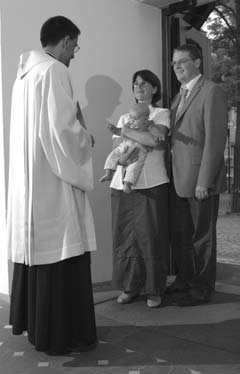 ERÖFFNUNG Der Zelebrant geht mit den Ministranten zum Eingang oder in den Teil der Kirche, wo sich die Eltern und Paten mit dem zu taufenden Kind und der übrigen