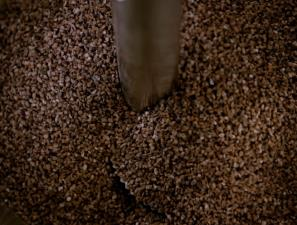 im Verhältnis zu Kakao Absaugen von leichten Teilen wie Staub und Schalen Die Kakao-Bohnen werden gebrochen und von den Schalen befreit.
