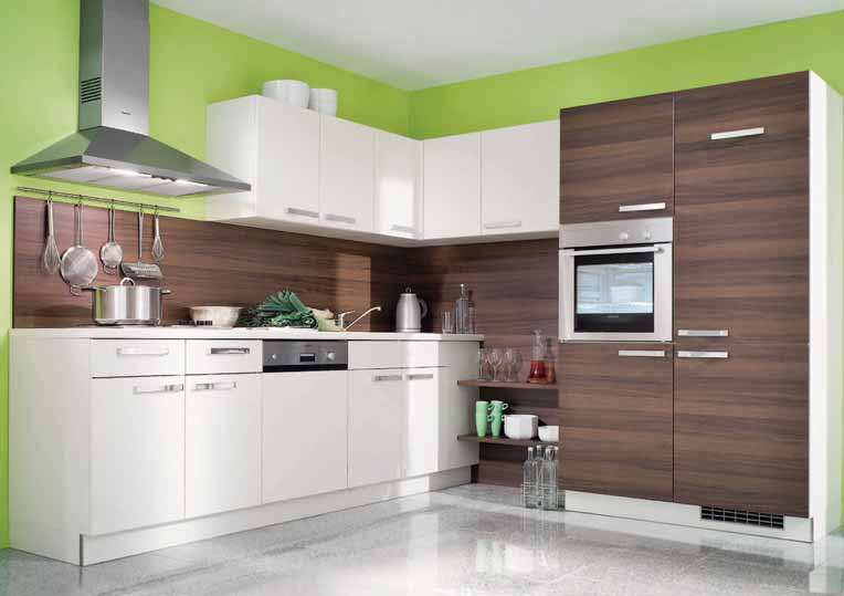 1) KÜCHEN L-Küche, ausgestattet mit hochwertiger Elektrotechnik, Front Kunststoff altweiß, Absetzungen Kunststoff Boston