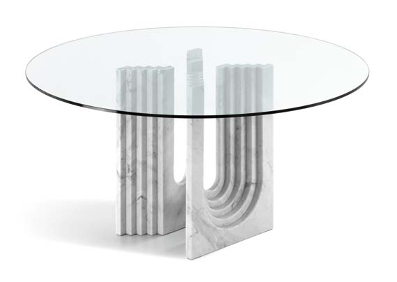 Table with Travertine or white Carrara marble base and top in 15mm clear glass. The top is laid on the base. Table avec base en Travertin ou blanc Carrara et plateau en verre clair 15mm.