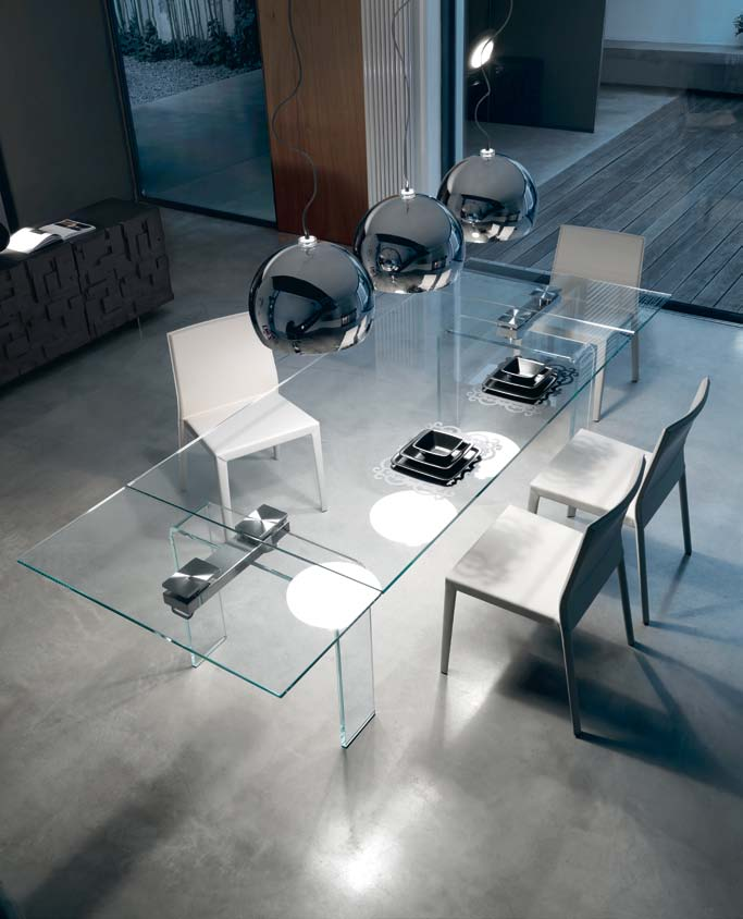 Design Studio Kronos Tavolo allungabile con gambe in cristallo curvato trasparente o trasparente extrachiaro.