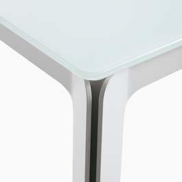 Mesa extensible con estructura en acero barnizado blanco o graphite mate.