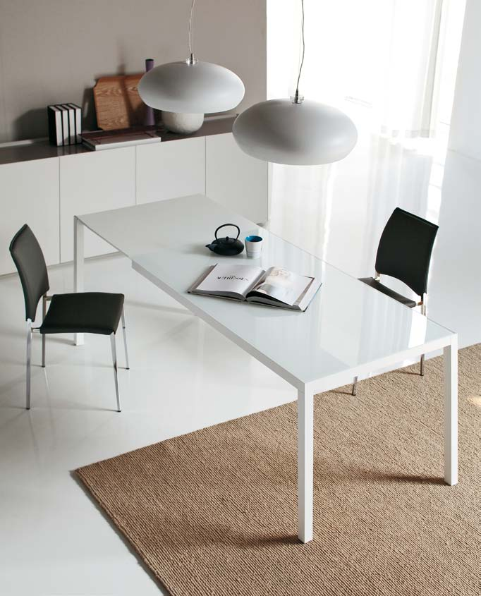 Design Stc Studio Tavolo allungabile con struttura in alluminio, alluminio verniciato bianco o graphite opaco.