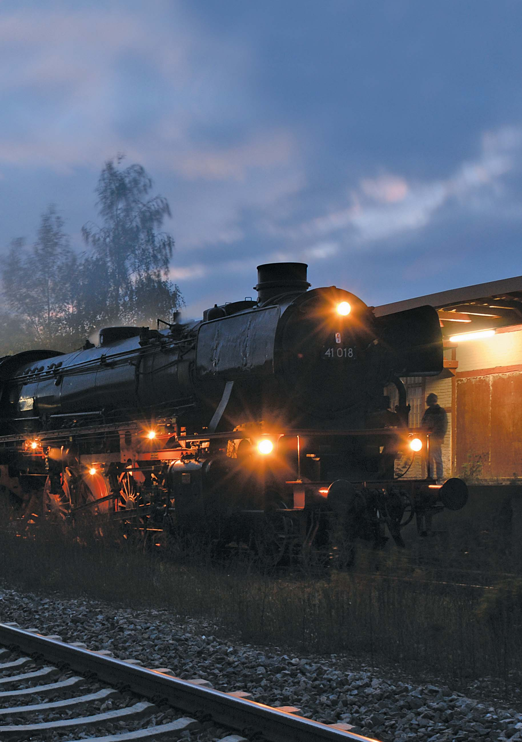 Dampf-Logistik anno 2007 Zum großen Event des Gotthardbahn-Jubiläums (vgl. EJ 7/2007) in Erstfeld kam kürzlich aus Prag ein Sonderzug mit den tschechischen Dampflokomotiven 475.179 und 498.022.