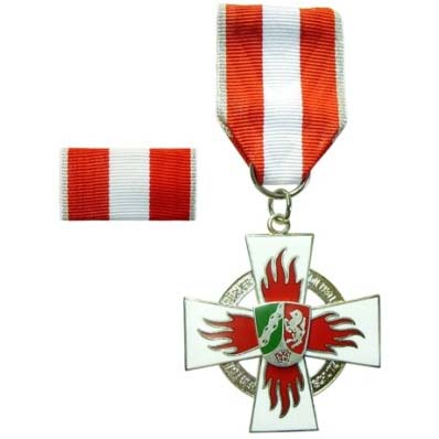 Feuerwehr-Ehrenzeichen FEZ Silber (am Bande) Das Land NRW vergibt für Verdienste um das Feuerwehrwesen Feuerwehr- Ehrenzeichen.