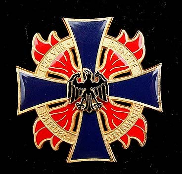 Deutsches Feuerwehr-Ehrenkreuz in Gold (Steckkreuz) Pro 3000 aktive Feuerwehrangehörige kann jährlich ein Ehrenkreuz verliehen werden auf den KFV Ennepe-Ruhr entfällt also