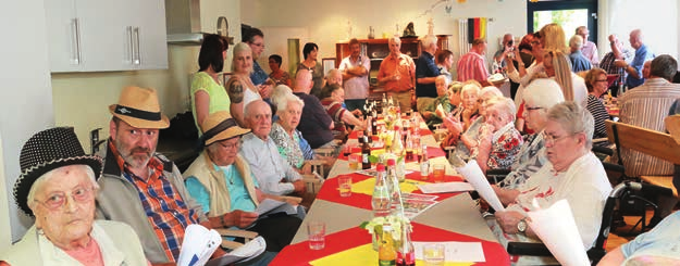 SENIOREN Der Lollipop riss die Gäste von den Stühlen Bei den Angehörigenfesten im Caritas SeniorenHaus Hasborn ging stimmungsmäßig wieder die Post ab.