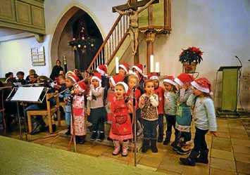 Mit einem bunten Programm aus Liedern, Fingerspielen und einer Geschichte wurden Klein und Groß auf Weihnachten und die kalte Jahreszeit eingestimmt. Bekannte Lieder, wie z.b.: In der Weihnachstbäckerei, Es schneit und Dicke rote Kerzen, wurden von den Kindern mit viel Freude präsentiert.
