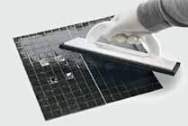 Einsatz im Außenbereich Papier Netz 1 Markierte Fliesenbereiche ausschneiden und aus dem Mosaik entfernen.
