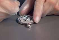 3 Die Kristalle mit einem Vakuumsauger, einer Pinzette oder einem Wachsstift aufnehmen. Die Kristalle vorsichtig platzieren und sanft in das Ceralun drücken.