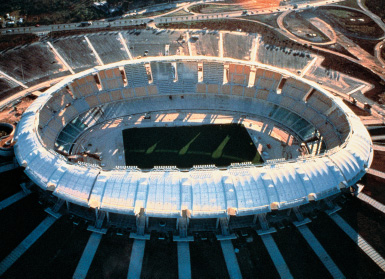 5 2 1 Das Fußballstadion in Bari wurde für die Fußballweltmeisterschaft 1990 erbaut.