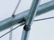 Ein Fachwerkträger aus Stahlrohren, der am oberen Ende die Auskragungen der Hauptträger verbindet, dient als Wartungsgang und nimmt die Beleuchtungsvorrichtungen auf.