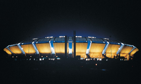 Eindrucksvoll und fast außerirdisch erscheint das beleuchtete Stadion bei Nacht. Der Werkstoff Stahl wird bei nahezu allen Stadionbauten für das Tragwerk der Überdachungen verwendet.