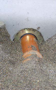 Zum Schutz vor Zementschlämmen ist die Flächendränage beim Schütten der Bodenplatte durch eine Baufolie zu schützen.