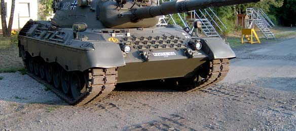 So erhielten die ersten 232 Fahrzeuge einen aufgedickten Gussturm (Leopard 1 A2) und der Rest (110 Fahrzeuge) einen neuartigen geschweißten Turm aus Walzstahl in Schottbauweise (Leopard 1A3).