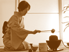 Teemeister Sen no-rikyu entwickelte diese Kunst später mit höchsten spirituellen und philosophischen Ansprüchen zu einem einzigartigen Lebensweg weiter.