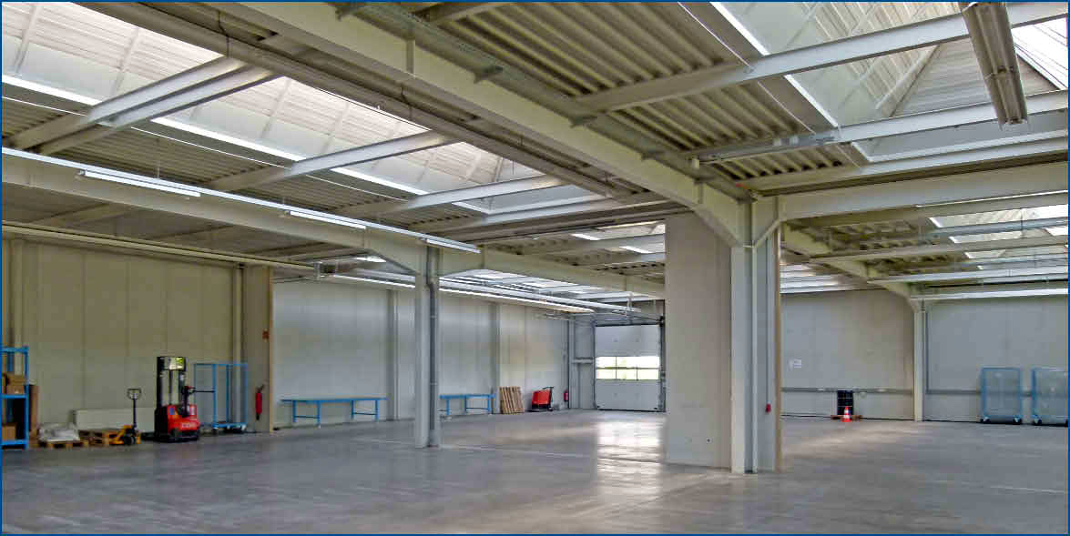 Objektbeschreibung Die Produktions- und Lagerhalle mit Bürotrakt wurde 1987 erbaut, der Hallenbereich wurde im 2. BA 1990 erweitert. Im EG stehen ca.