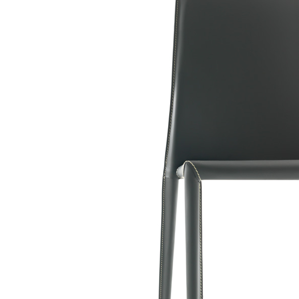 Stuhl mit Metallgestell und Stuhlbeine aus konifiziertem Stahlrohr.