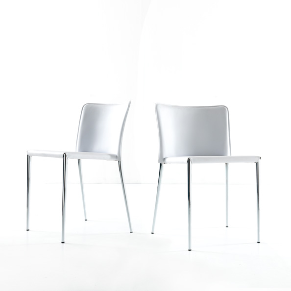 Stuhl mit Metallgestell und Stuhlbeine aus konifiziertem Stahlrohr verchromt oder