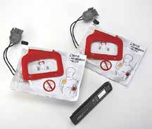 2 Paar Quick, Defibrillationselektroden, vorkonnektiert, 1 Charge-Pak, Bedienungsanleitung, Einweisungsvideo auf CD ROM, Tasche mit Trageriemen, 1 Ambu- Mask-Ersthelfer-Set,