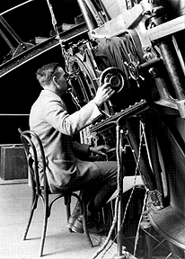 Die Rotverschiebung der Spektrallinien Hubbles Gesetz Edwin Hubble (1889 1953): Je weiter die Galaxien entfernt sind, desto schneller entfernen sie sich von uns Da wir bestimmt