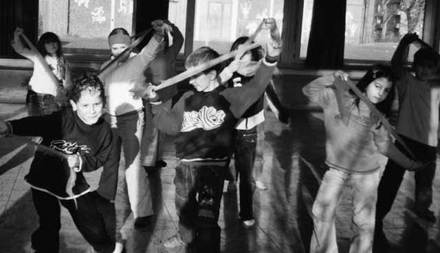 VHGS Unser Unterricht macht glückliche und zufriedene Kinder! 12 Tanzlehrerinnen schickt die JMS in die Grundschulen Und die JMS-Lehrerin kommt nie allein!