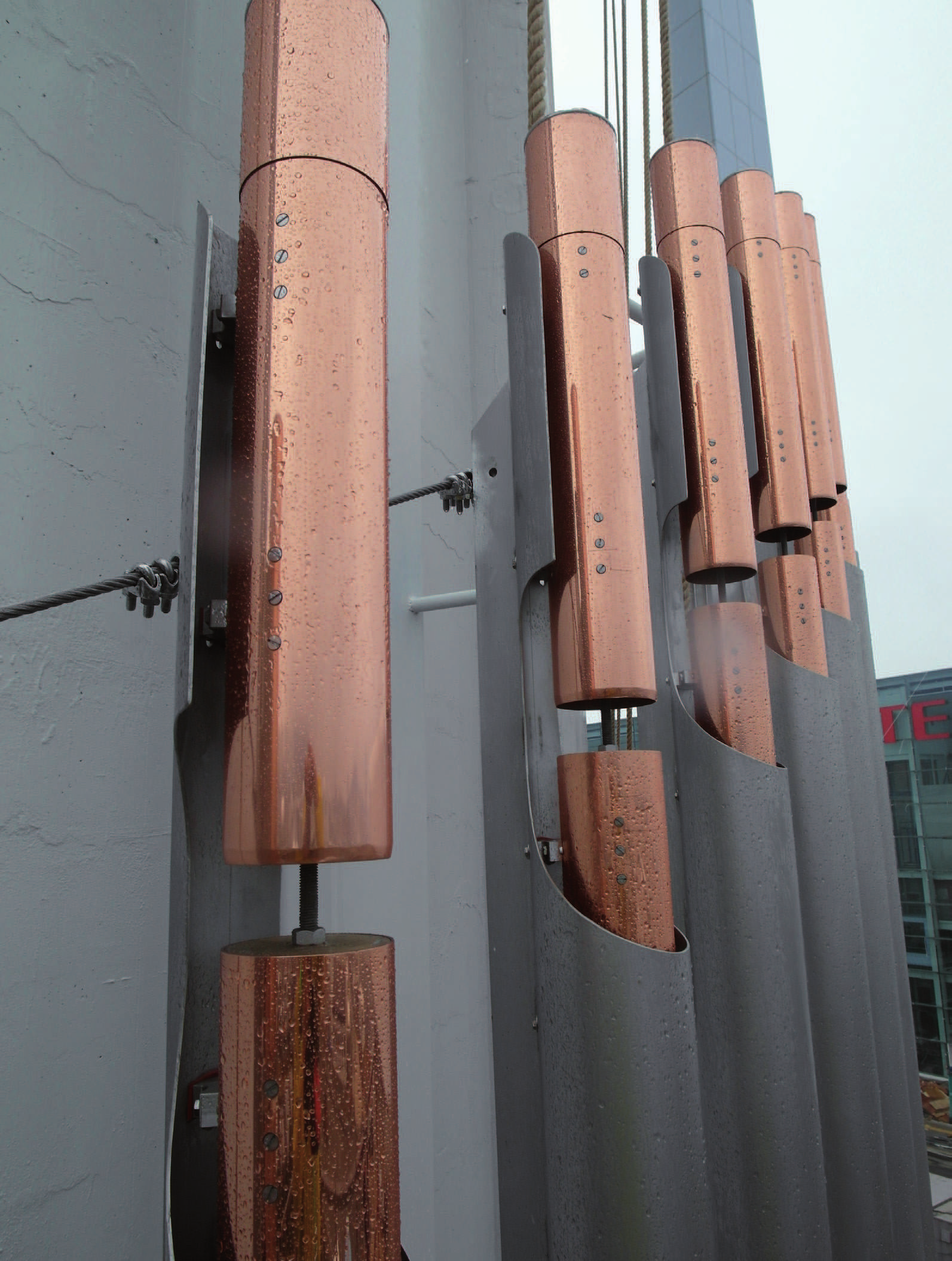 Vox Maris im Regen. Die Pfeifen der Vox Maris wurden exklusiv von der Firma Laukhuff für Hey Orgelbau produziert. Vox Maris in the rain.