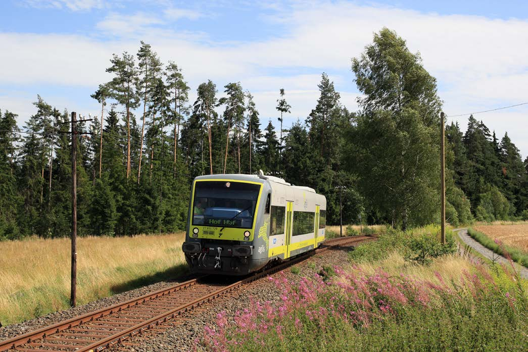 agilis Seit 5 Jahren Ihre Bahn in der Region Seit Dezember 2010 sind die grau-grünen agilis-züge im Auftrag des Freistaats Bayern auf den Schienen des Personennahverkehrsnetzes unterwegs und stellen