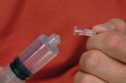 Schrauben Sie den Katheterschlauch von der Spritze ab und überprüfen Sie 15 Sekunden lang, ob Blut im Schlauch zu sehen ist.