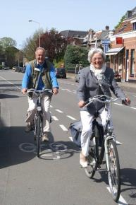 Rad als Stärkung der Gesellschaft Gemeinsam Radfahren, Fun E-bike hält