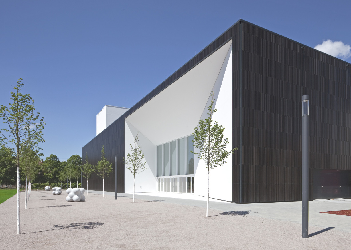 Multimediahaus der Musikhochschule Karlsruhe Eingangstrichter und Bühnenturm mit extrem glatter weißer Putzfassade kontrastieren mit den betont