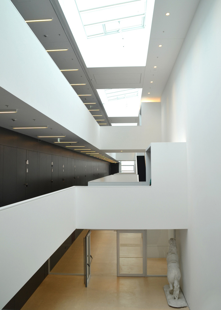 Multimediahaus der Musikhochschule Karlsruhe Eingangsfoyer des die beiden Bauvolumina trennenden Fugenraumes mit Galerien und den Zugängen