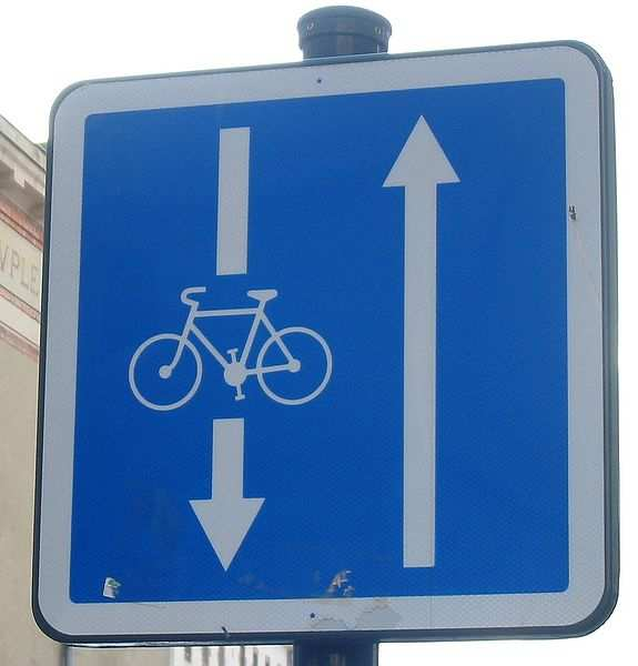 In den meisten Fällen kann das Radfahren gegen Einbahnstraßen ohne besondere Maßnahmen als Mischverkehr organisiert werden.