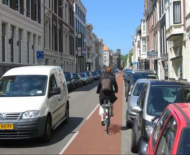 Radfahren gegen Einbahnstraßen mit angedeutetem Fahrradstreifen auf der Straße oder Fahrradstreifen in engen und breiten Einbahnstraßen (Bildquelle: D. Dufour, P.