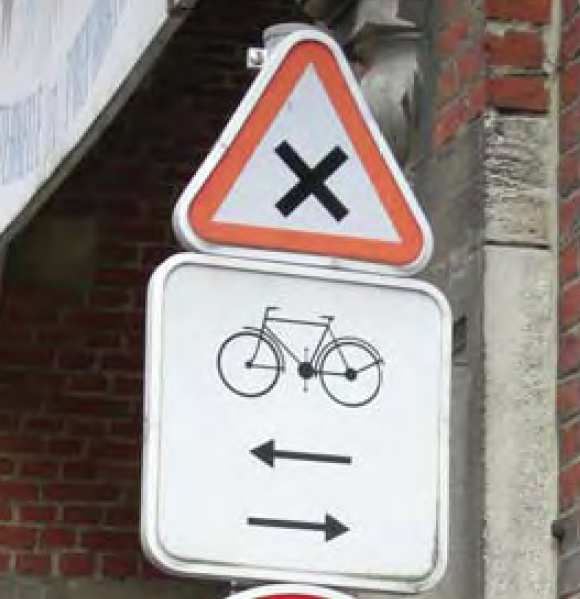 Auf Seitenstraßen können optionale Warnschilder aufgestellt werden. Sie weisen die Kraftfahrer darauf hin, dass ihnen möglicherweise Radfahrer aus Einbahnstraßen entgegenkommen.