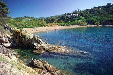 it Der Camping Arrighi auf der Insel Elba liegt in einer herrlichen Position, direkt am Strand von Barbarossa, nur 1 km von Porto Azzurro entfernt.