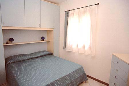 Typ A: 27 qm, 2 + 2 Betten, bestehend aus Wohnraum mit Sofa und Kochecke, 1 Zimmer mit Doppelbett, Bad und
