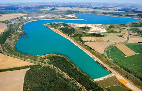 Entstehender Störmthaler See mit trennender Landbrücke zum Markkleeberger See im Norden, 2009 Tagebau Espenhain Aufschlussbeginn 1937