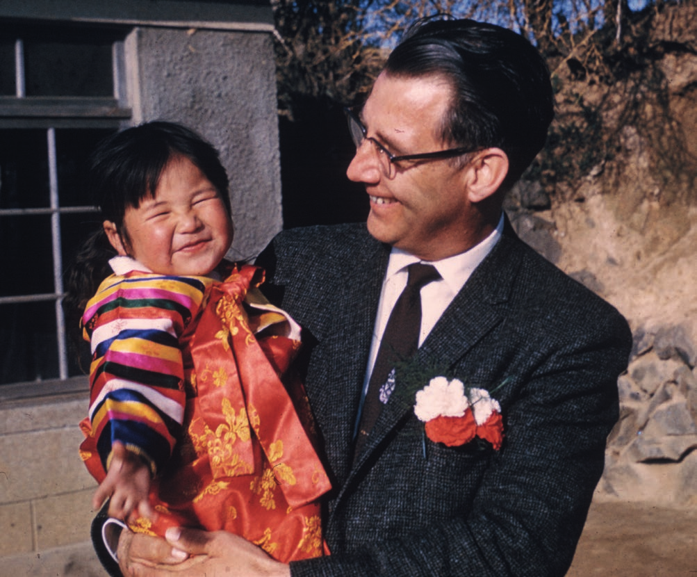 Pastor Everett Swanson GESCHICHTE 1960 3 500 Kinder aus Korea werden unterstützt. 1970 In 10 Ländern aktiv und ungefähr 10 000 Kinder werden unterstützt.