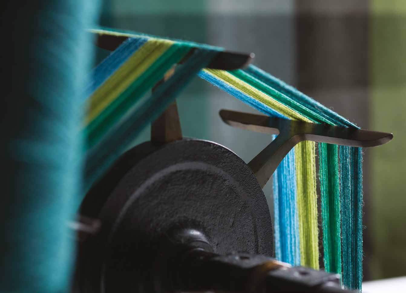 Der Zauber der Entstehung Feinste Schurwolle, auch als Kammgarn, wird gesponnen, gewebt, gefärbt, gewalzt und geglättet alle Produktionsprozesse finden in Huddersfield, dem Zentrum der englischen
