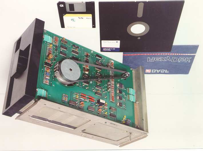 8" Diskettenlaufwerk mit Diskette ab 1980 in der DDR in einer Reihe von Rechnern mit der CPU