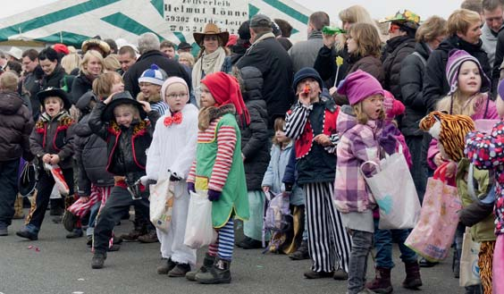 traditionelle Lindwurm Karnevalsumzug setzt sich im närrischen Möhler wieder