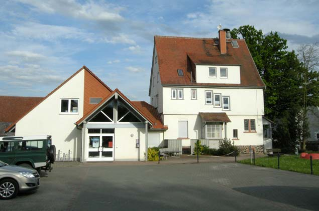 Gemeinschaftshaus Heuchelheim Adresse: Im Kirchgrund 5 61203 Reichelsheim Eigentümer/Betreiber: Stadt Reichelsheim Baujahr: 1992 Gebäudezustand: Barrierefreiheit: Raumangebot: Ohne Beanstandung