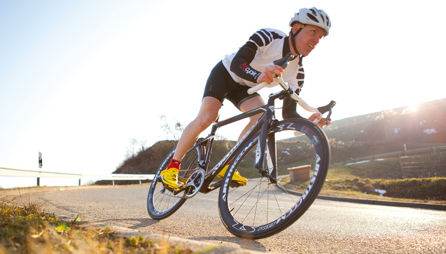 00 Gramm leichten Carbon-Laufradsatz fällt die asymmetrische Hinterradfelge auf, die für eine ausgeglichene Speichenspannung im Hinterrad sorgt.